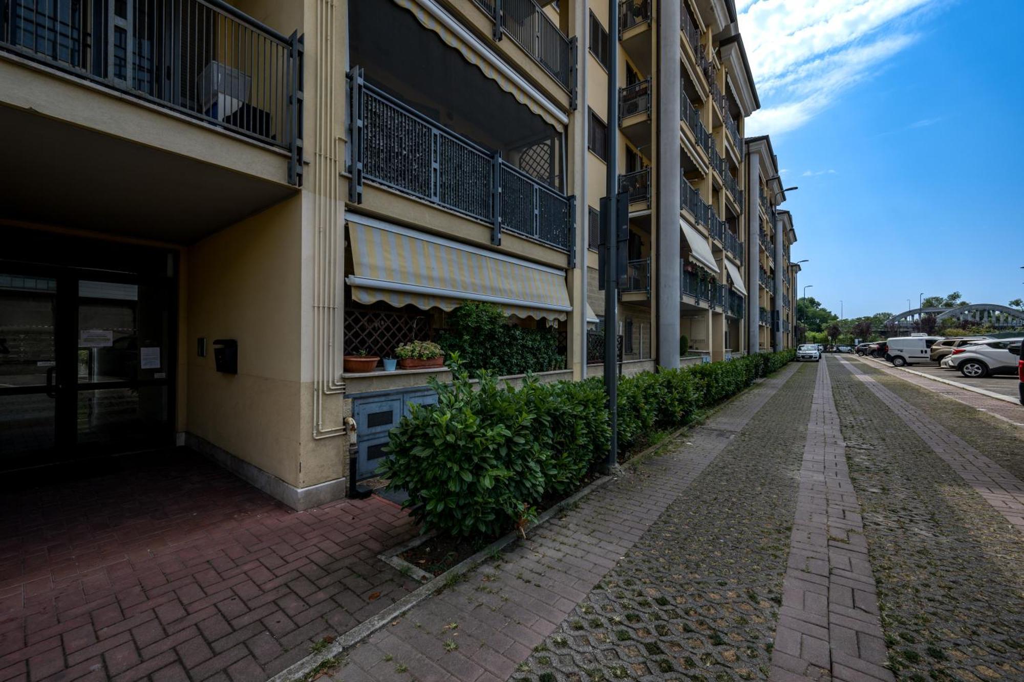 Cozy Suite Rogoredo Apartment Next To The Metro And Train Station Милано Екстериор снимка